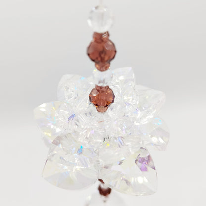 Apportez lumière et sérénité à votre intérieur avec l’Attrape-Soleil Fleur de Lotus. Cristal décoratif créant de magnifiques reflets arc-en-ciel. Idéal pour une ambiance zen et lumineuse.