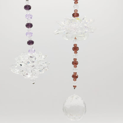 Apportez lumière et sérénité à votre intérieur avec l’Attrape-Soleil Fleur de Lotus. Cristal décoratif créant de magnifiques reflets arc-en-ciel. Idéal pour une ambiance zen et lumineuse.
