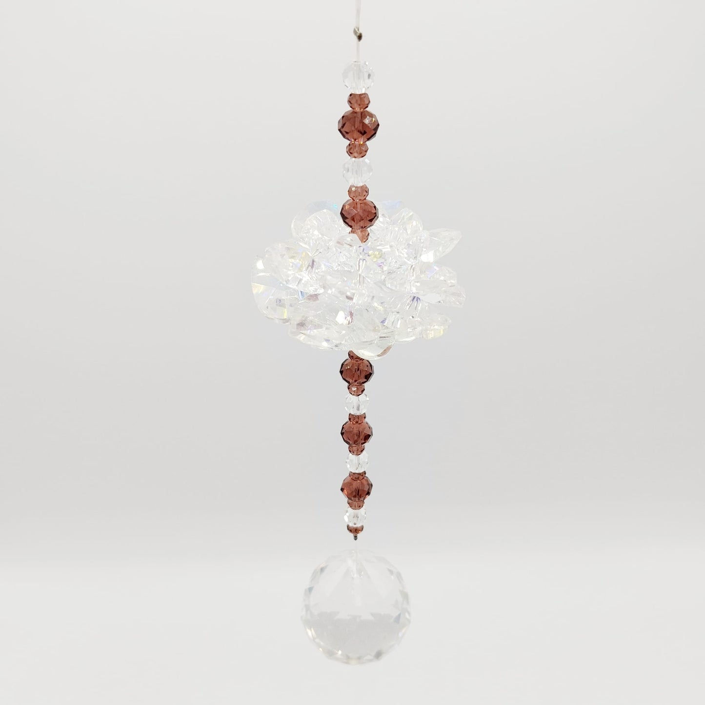 Apportez lumière et sérénité à votre intérieur avec l’Attrape-Soleil Fleur de Lotus. Cristal décoratif créant de magnifiques reflets arc-en-ciel. Idéal pour une ambiance zen et lumineuse.