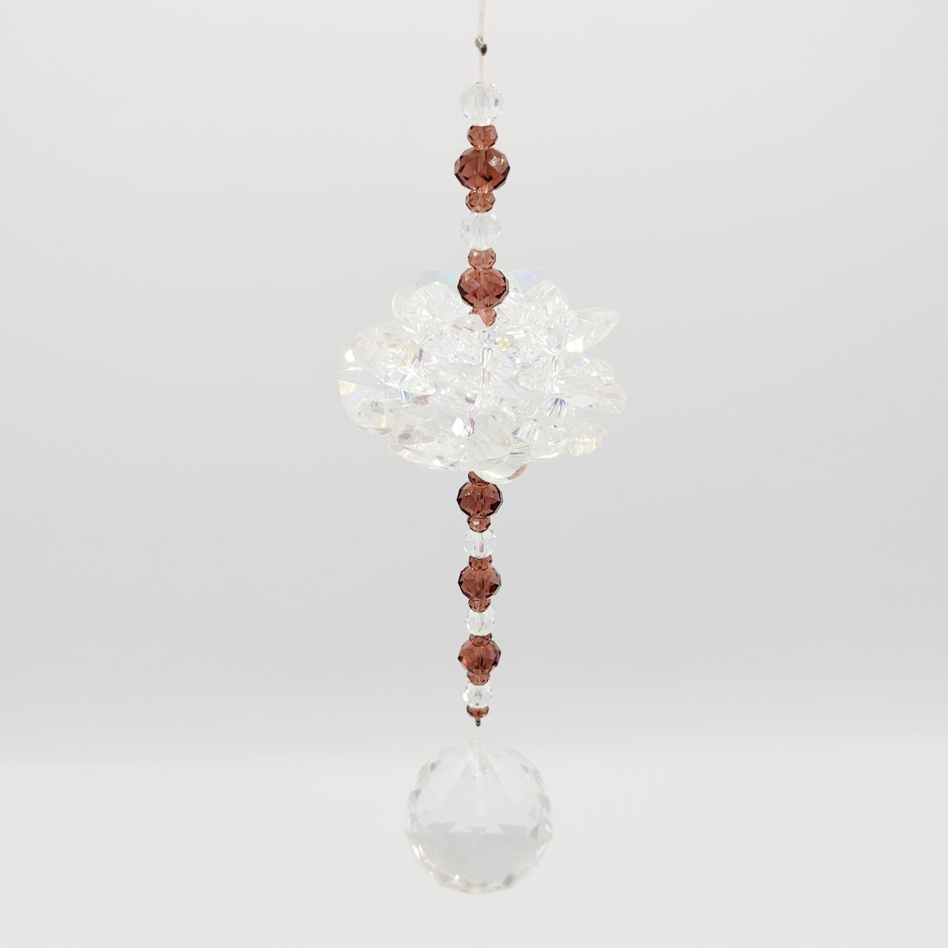 Apportez lumière et sérénité à votre intérieur avec l’Attrape-Soleil Fleur de Lotus. Cristal décoratif créant de magnifiques reflets arc-en-ciel. Idéal pour une ambiance zen et lumineuse.