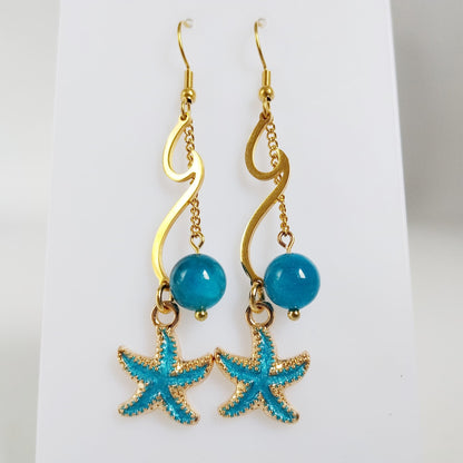 Découvrez les boucles d'oreilles vague en acier inoxydable doré et pierres naturelles. Laissez-vous envoûter par les énergies de l'Apatite, de l'Améthyste ou de la Malachite pour sublimer votre style et votre bien-être au quotidien.