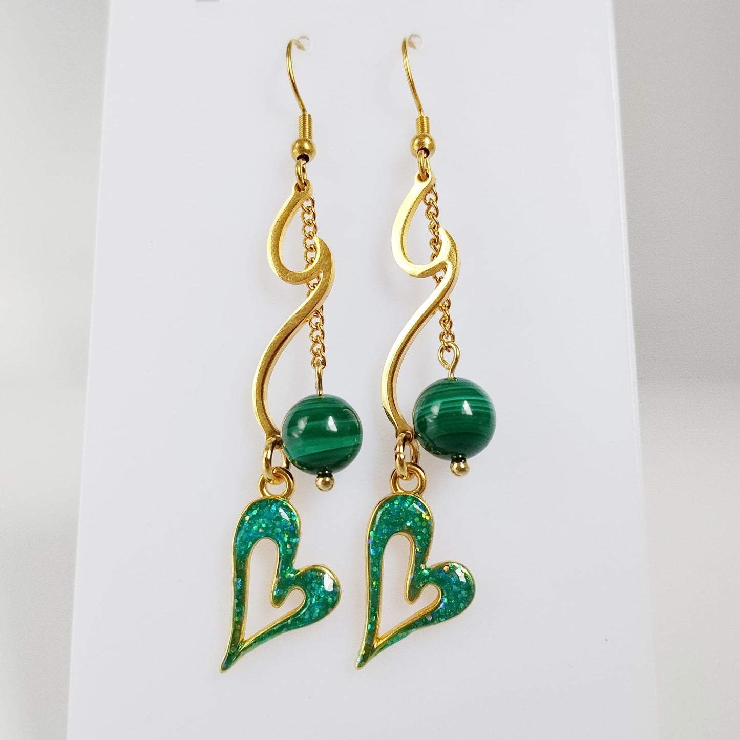 Découvrez les boucles d'oreilles vague en acier inoxydable doré et pierres naturelles. Laissez-vous envoûter par les énergies de l'Apatite, de l'Améthyste ou de la Malachite pour sublimer votre style et votre bien-être au quotidien.