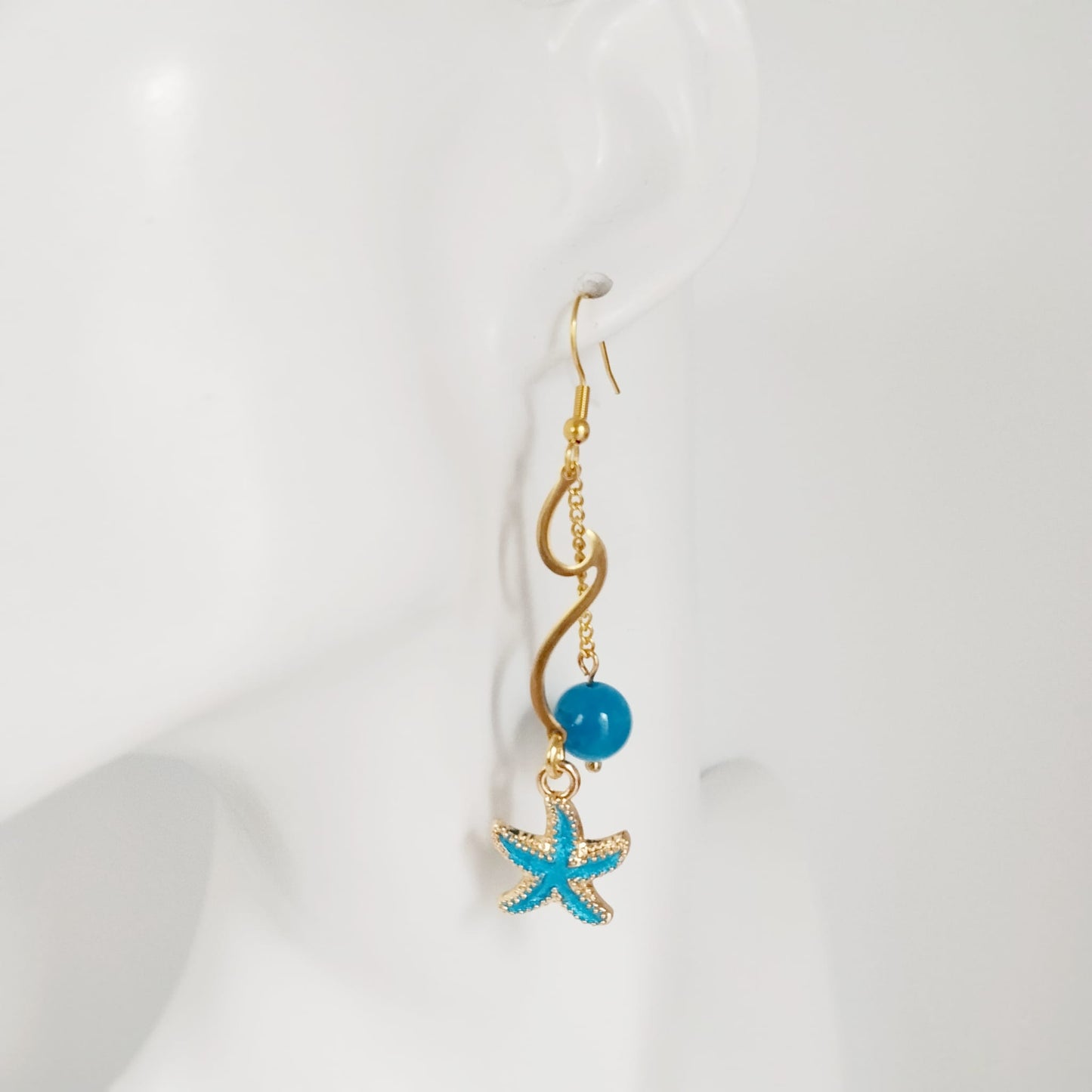 Découvrez les boucles d'oreilles vague en acier inoxydable doré et pierres naturelles. Laissez-vous envoûter par les énergies de l'Apatite, de l'Améthyste ou de la Malachite pour sublimer votre style et votre bien-être au quotidien.