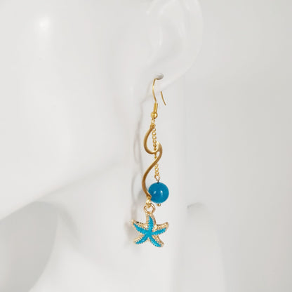 Découvrez les boucles d'oreilles vague en acier inoxydable doré et pierres naturelles. Laissez-vous envoûter par les énergies de l'Apatite, de l'Améthyste ou de la Malachite pour sublimer votre style et votre bien-être au quotidien.