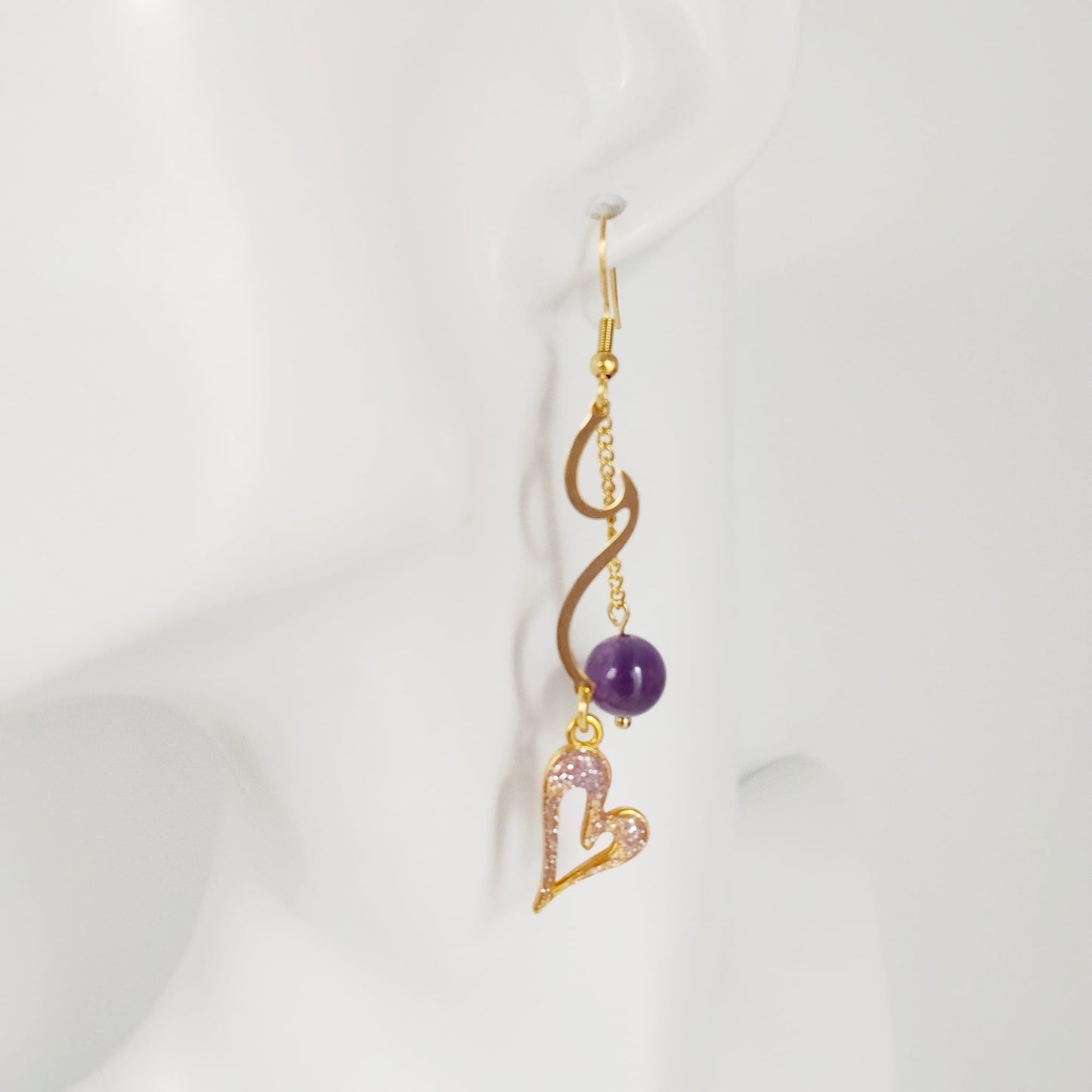 Découvrez les boucles d'oreilles vague en acier inoxydable doré et pierres naturelles. Laissez-vous envoûter par les énergies de l'Apatite, de l'Améthyste ou de la Malachite pour sublimer votre style et votre bien-être au quotidien.