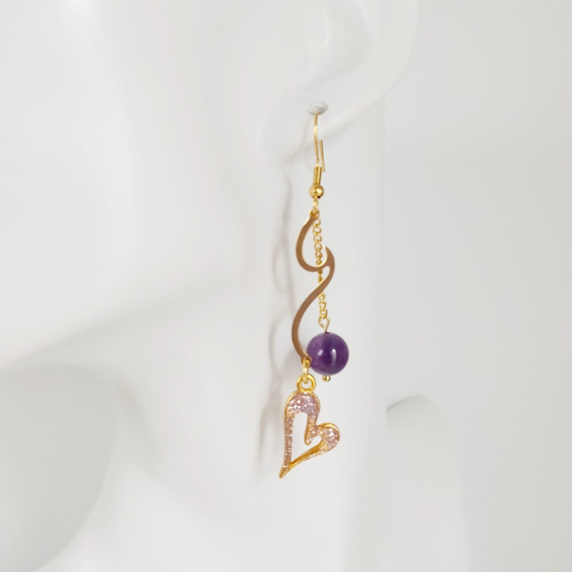 Découvrez les boucles d'oreilles vague en acier inoxydable doré et pierres naturelles. Laissez-vous envoûter par les énergies de l'Apatite, de l'Améthyste ou de la Malachite pour sublimer votre style et votre bien-être au quotidien.