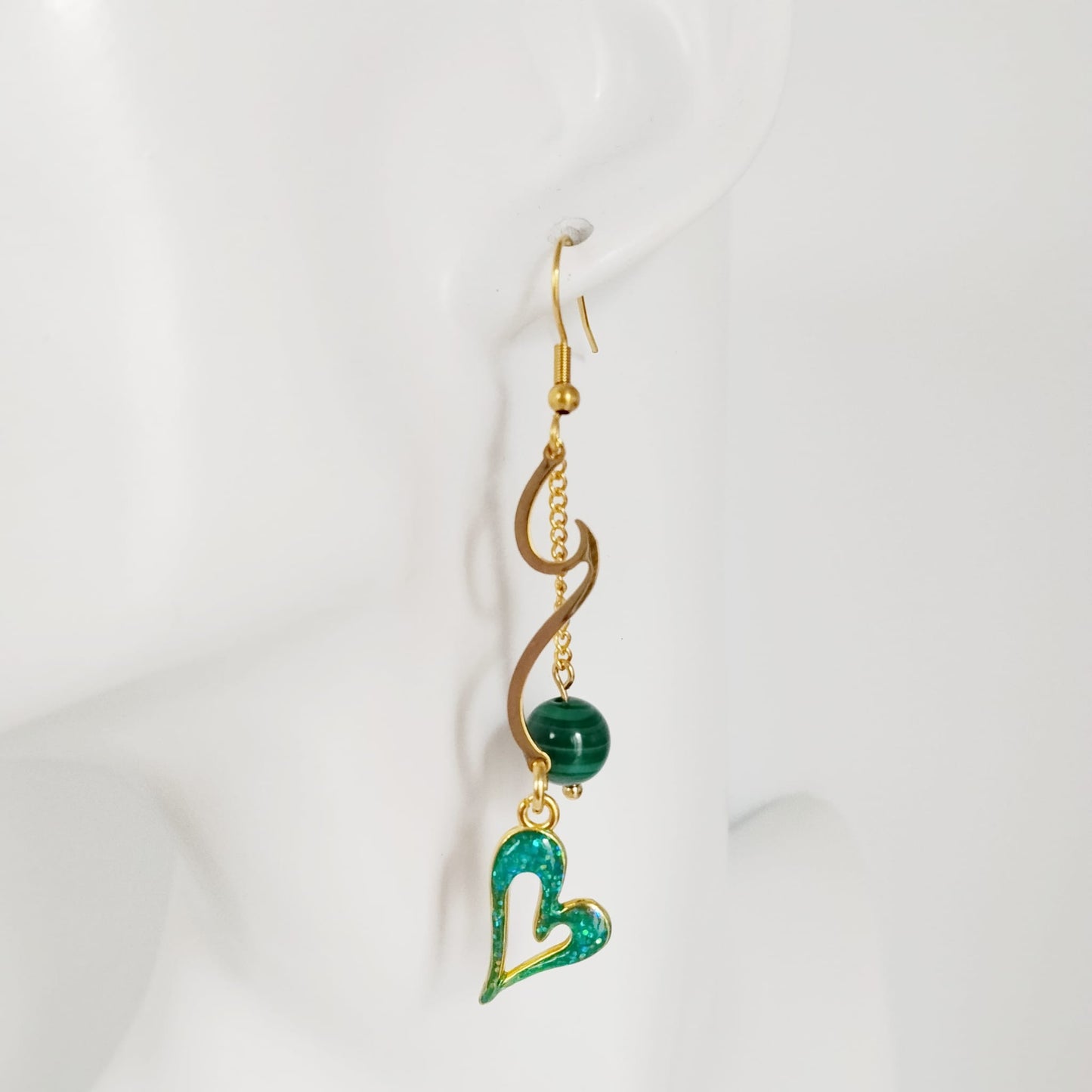 Découvrez les boucles d'oreilles vague en acier inoxydable doré et pierres naturelles. Laissez-vous envoûter par les énergies de l'Apatite, de l'Améthyste ou de la Malachite pour sublimer votre style et votre bien-être au quotidien.