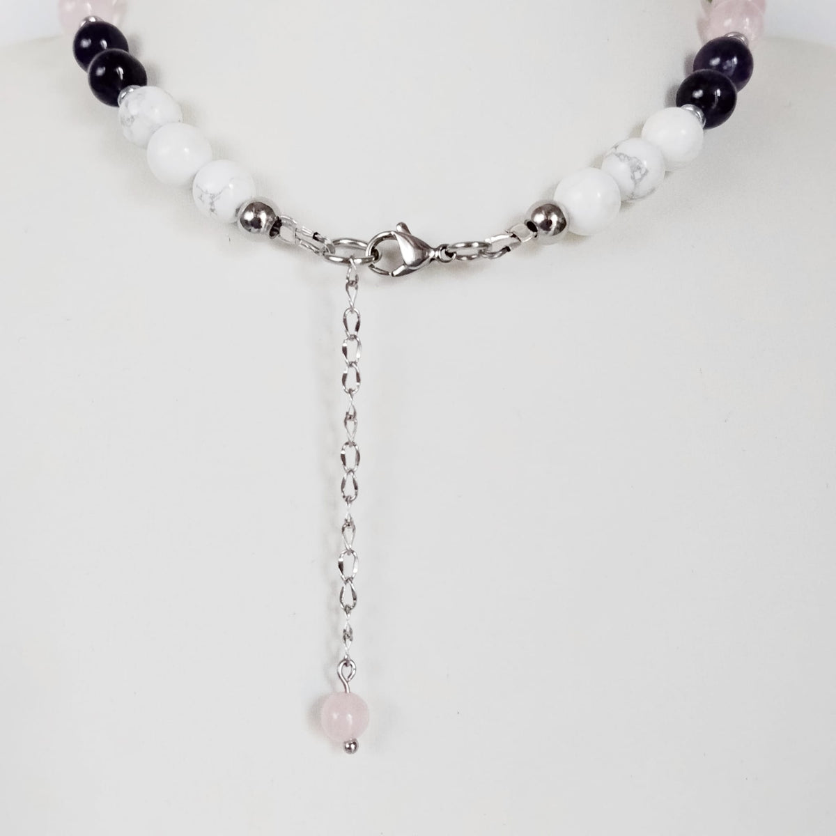 Découvre notre collier anti-stress en 4 pierres naturelles apaisantes. L'allié parfait pour apaiser l'esprit et retrouver la sérénité au quotidien.