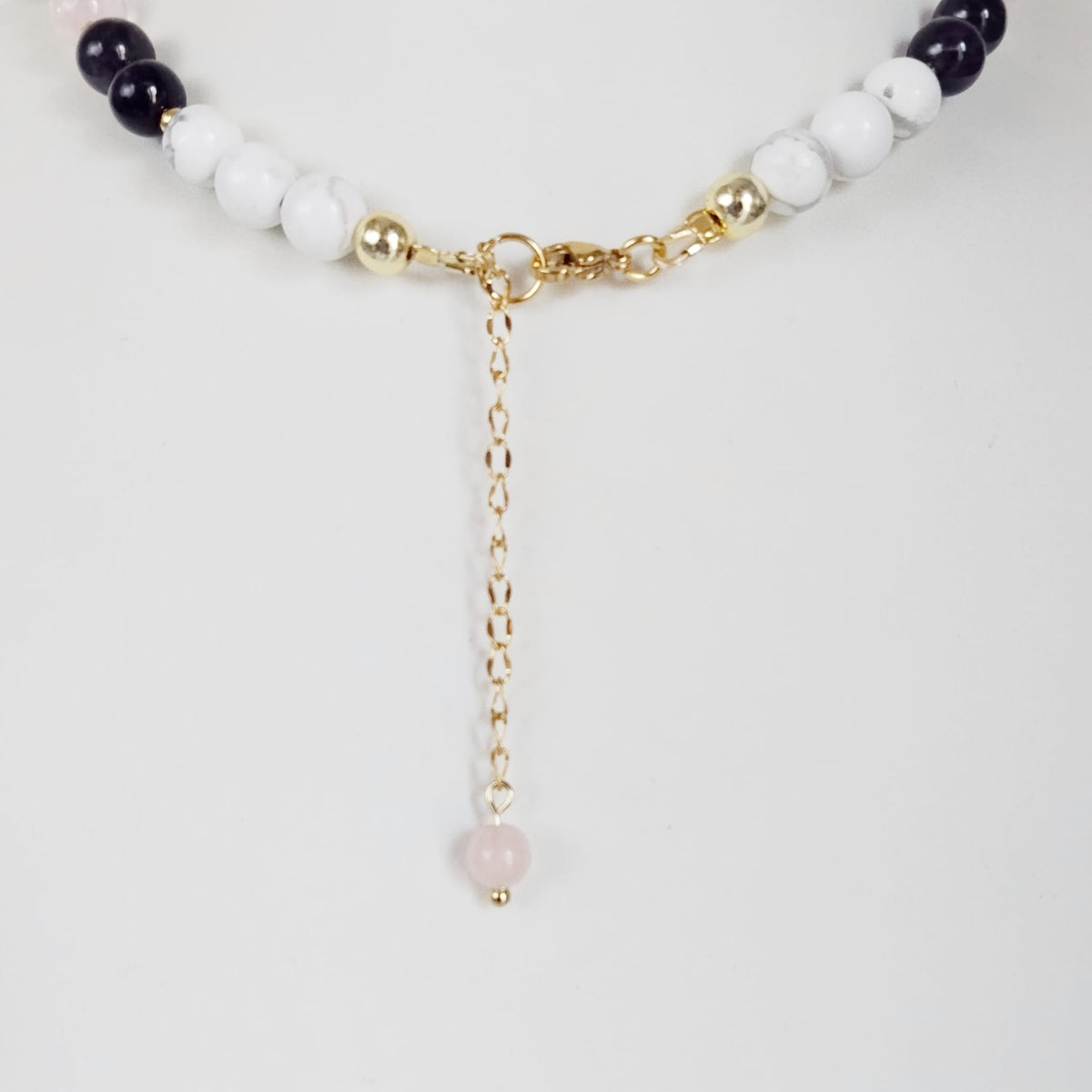 Découvre notre collier anti-stress en 4 pierres naturelles apaisantes. L'allié parfait pour apaiser l'esprit et retrouver la sérénité au quotidien.
