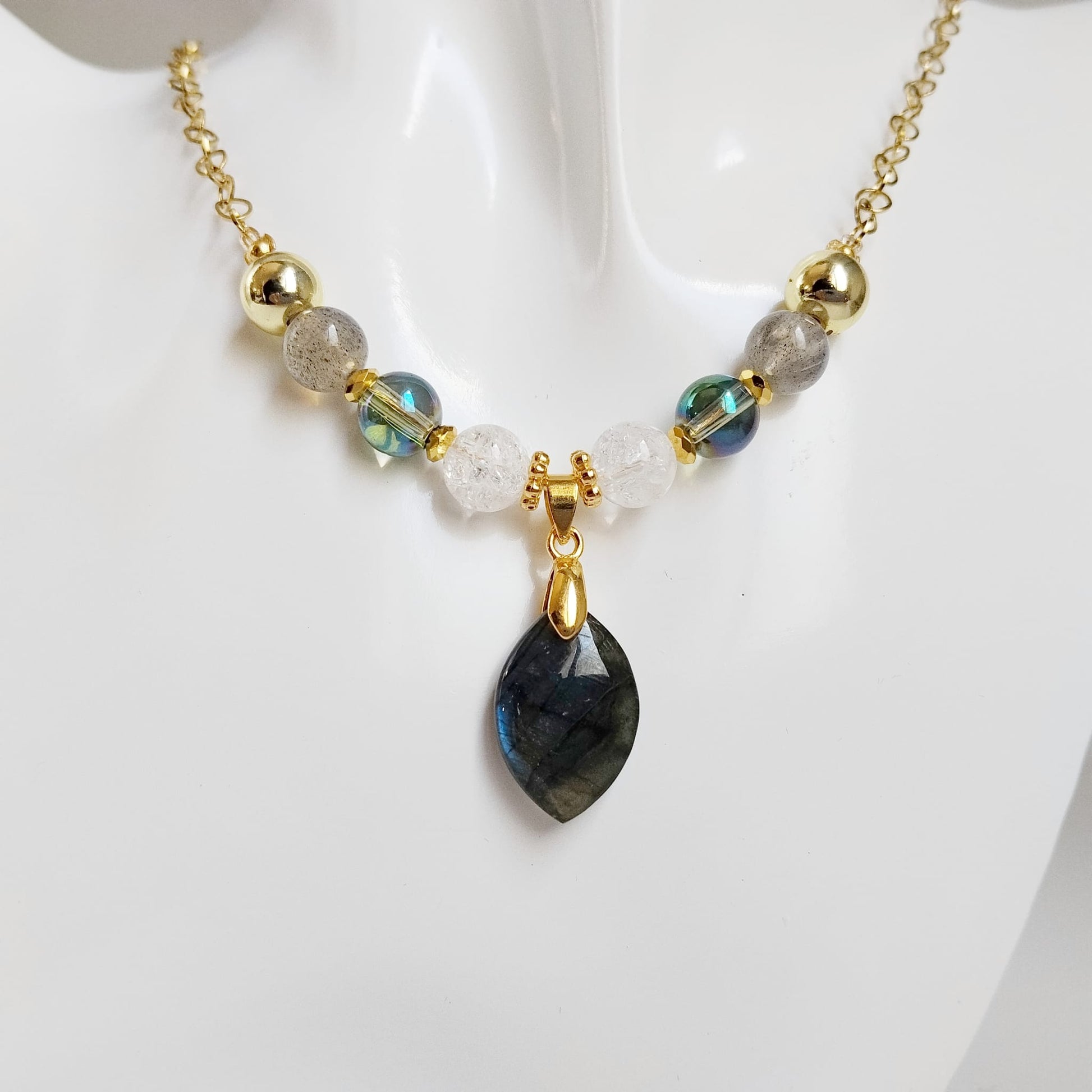 Découvrez le collier Protection & Sérénité en Labradorite AAA, Aqua Aura et Cristal de Roche. Désormais disponible en finitions Doré et Argenté. Équilibrez vos énergies et protégez votre aura avec ce bijou artisanal unique. Livraison rapide.