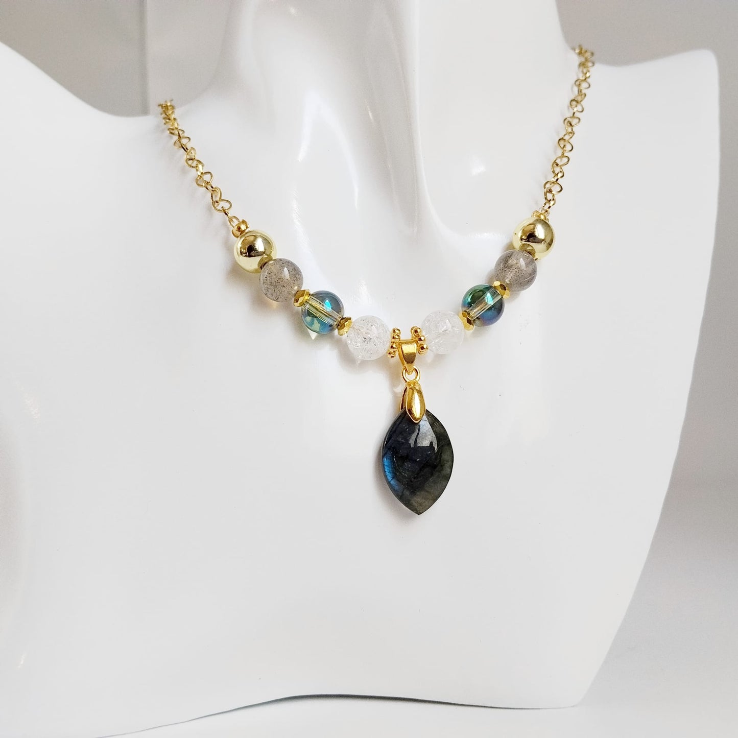 Découvrez le collier Protection & Sérénité en Labradorite AAA, Aqua Aura et Cristal de Roche. Désormais disponible en finitions Doré et Argenté. Équilibrez vos énergies et protégez votre aura avec ce bijou artisanal unique. Livraison rapide.