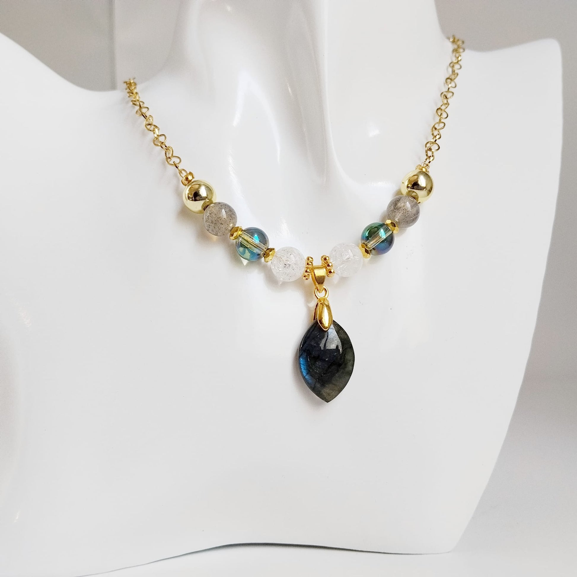Découvrez le collier Protection & Sérénité en Labradorite AAA, Aqua Aura et Cristal de Roche. Désormais disponible en finitions Doré et Argenté. Équilibrez vos énergies et protégez votre aura avec ce bijou artisanal unique. Livraison rapide.