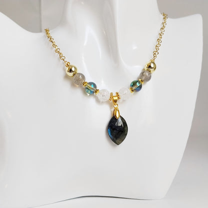 Découvrez le collier Protection & Sérénité en Labradorite AAA, Aqua Aura et Cristal de Roche. Désormais disponible en finitions Doré et Argenté. Équilibrez vos énergies et protégez votre aura avec ce bijou artisanal unique. Livraison rapide.