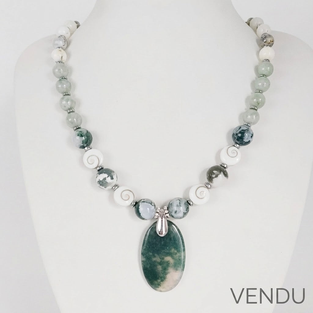 Découvrez mon collier talisman en pierres naturelles. Agate mousse, Jade AA, Merlinite et Œil de Sainte-Lucie pour attirer la chance, la prospérité et la sérénité.