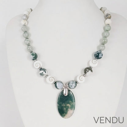 Découvrez mon collier talisman en pierres naturelles. Agate mousse, Jade AA, Merlinite et Œil de Sainte-Lucie pour attirer la chance, la prospérité et la sérénité.