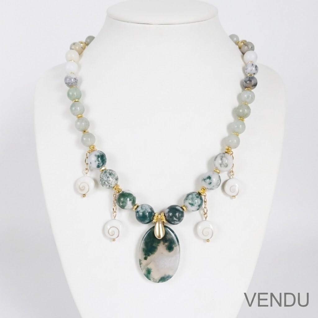 Découvrez mon collier talisman en pierres naturelles. Agate mousse, Jade AA, Merlinite et Œil de Sainte-Lucie pour attirer la chance, la prospérité et la sérénité.