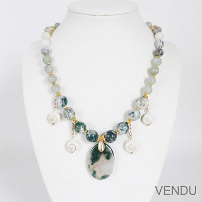 Découvrez mon collier talisman en pierres naturelles. Agate mousse, Jade AA, Merlinite et Œil de Sainte-Lucie pour attirer la chance, la prospérité et la sérénité.