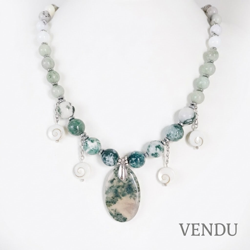 Découvrez mon collier talisman en pierres naturelles. Agate mousse, Jade AA, Merlinite et Œil de Sainte-Lucie pour attirer la chance, la prospérité et la sérénité.