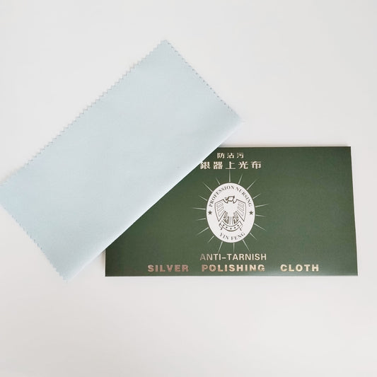Optimisez l’éclat de vos précieux trésors où que vous soyez. Découvrez notre lingette nettoyante pour bijoux, idéale pour l'or et l'argent. Format voyage pratique.