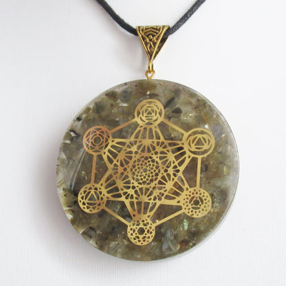 https://monjolicaillou.fr/products/pendentif-orgonite-en-pierres-naturelles-metatron-50-mm-aigue-marine-amethyste-cornaline-labradorite-lapis-lazuli-oeil-de-tigre-quartz-rose-shungite-sodalite-tourmaline-7-chakras