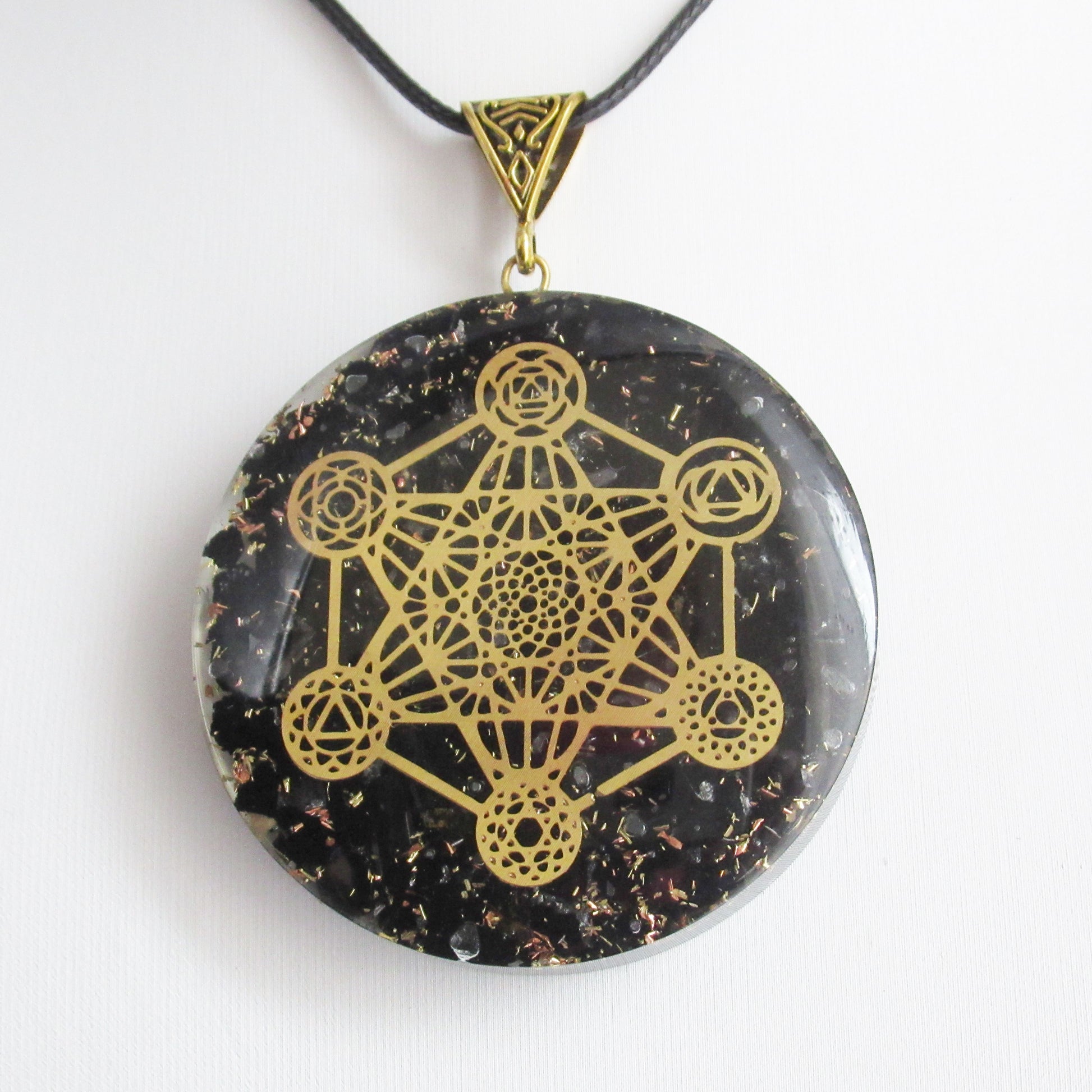 https://monjolicaillou.fr/products/pendentif-orgonite-en-pierres-naturelles-metatron-50-mm-aigue-marine-amethyste-cornaline-labradorite-lapis-lazuli-oeil-de-tigre-quartz-rose-shungite-sodalite-tourmaline-7-chakras