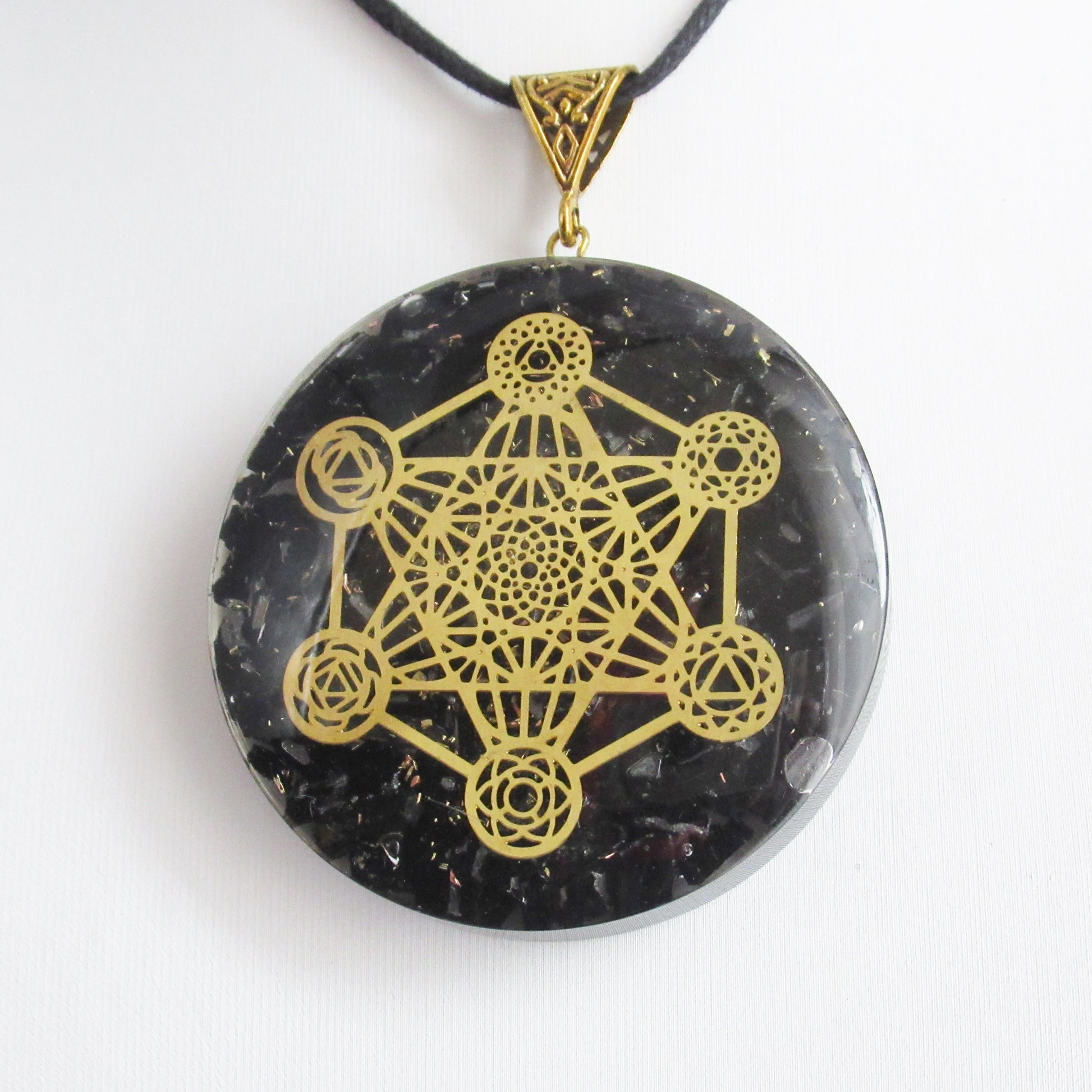 https://monjolicaillou.fr/products/pendentif-orgonite-en-pierres-naturelles-metatron-50-mm-aigue-marine-amethyste-cornaline-labradorite-lapis-lazuli-oeil-de-tigre-quartz-rose-shungite-sodalite-tourmaline-7-chakras